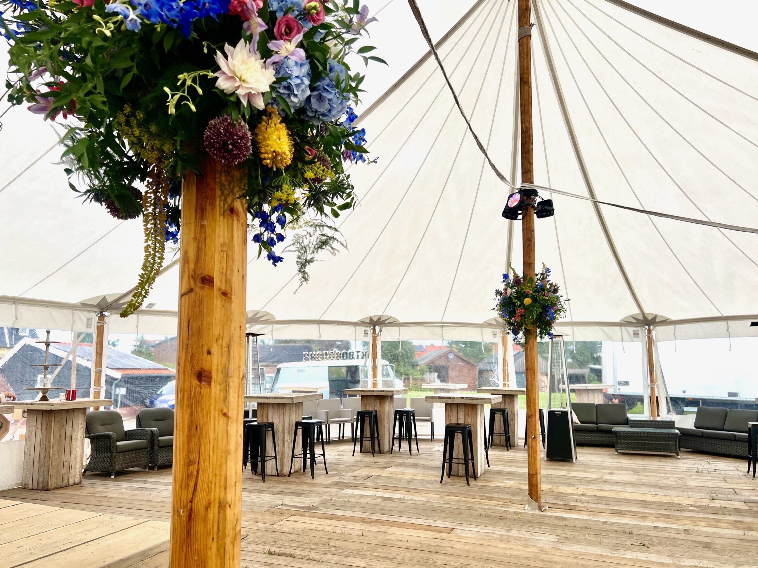 Tentenwerk Witte Sailcloth Tent Interieur Bloemen Scaled