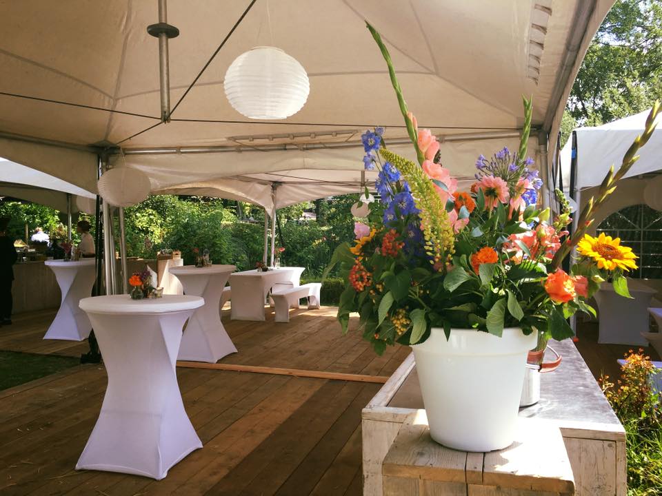 huur statafel met strakke witte stretchrok huur statafel met strakke witte stretchrok