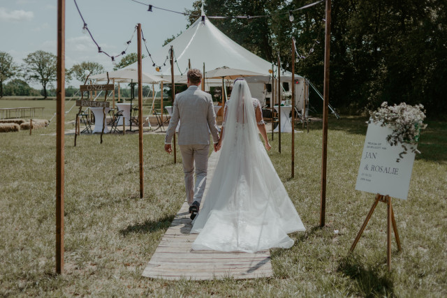 Een tent huren voor jullie bruiloft? Je vindt Tentenwerk op deze trouwplatforms tentenwerk bruiloft foto van anne den haan